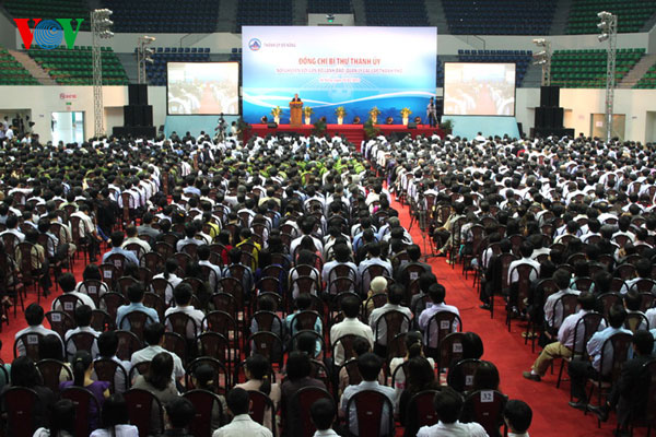 เลขาธิการพรรคสาขานครดานังสนทนากับเจ้าหน้าที่ผู้บริหารทุกระดับ